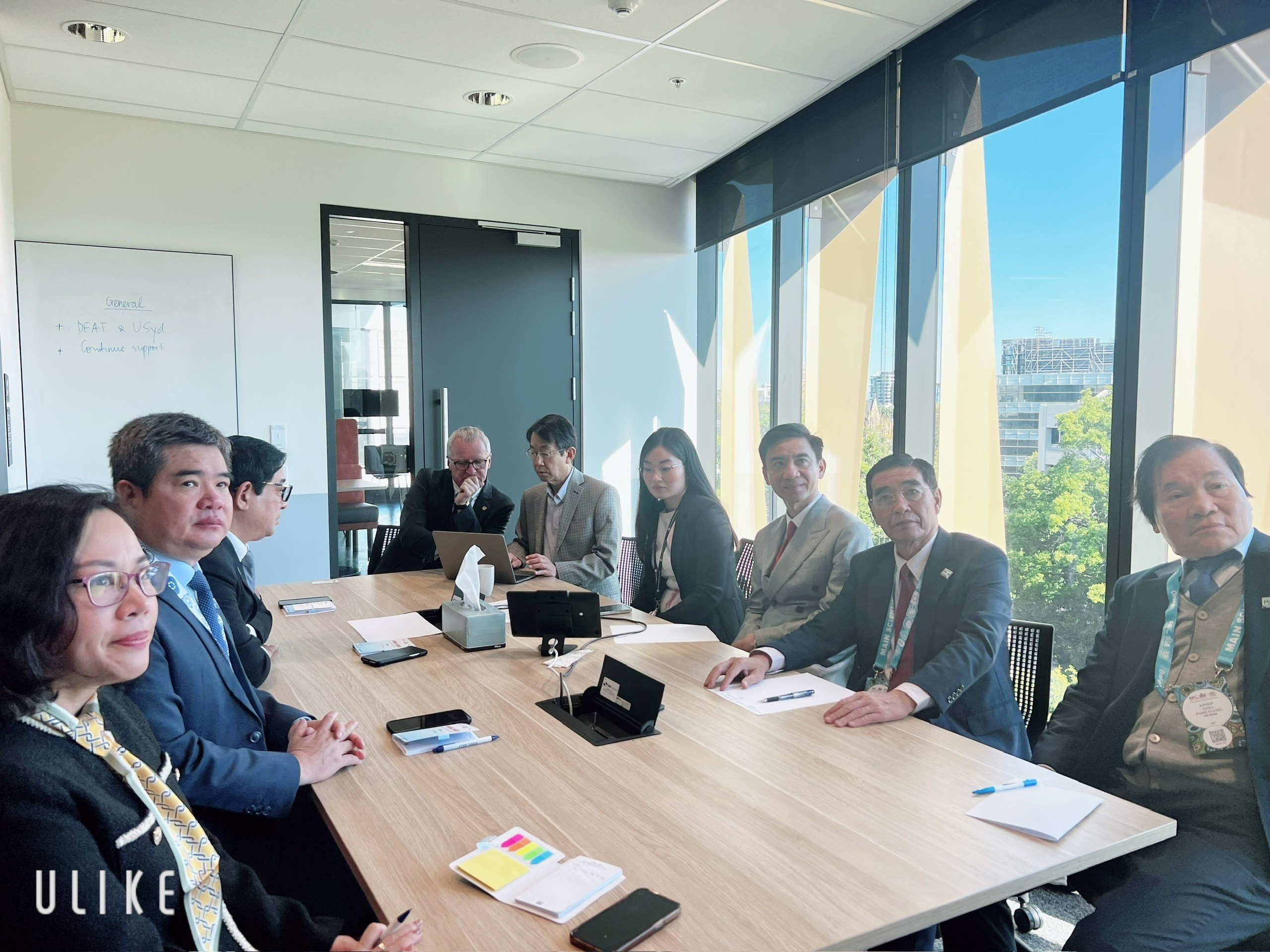 Làm việc cùng GS. Sohn, trưởng khoa Nha, Sydney